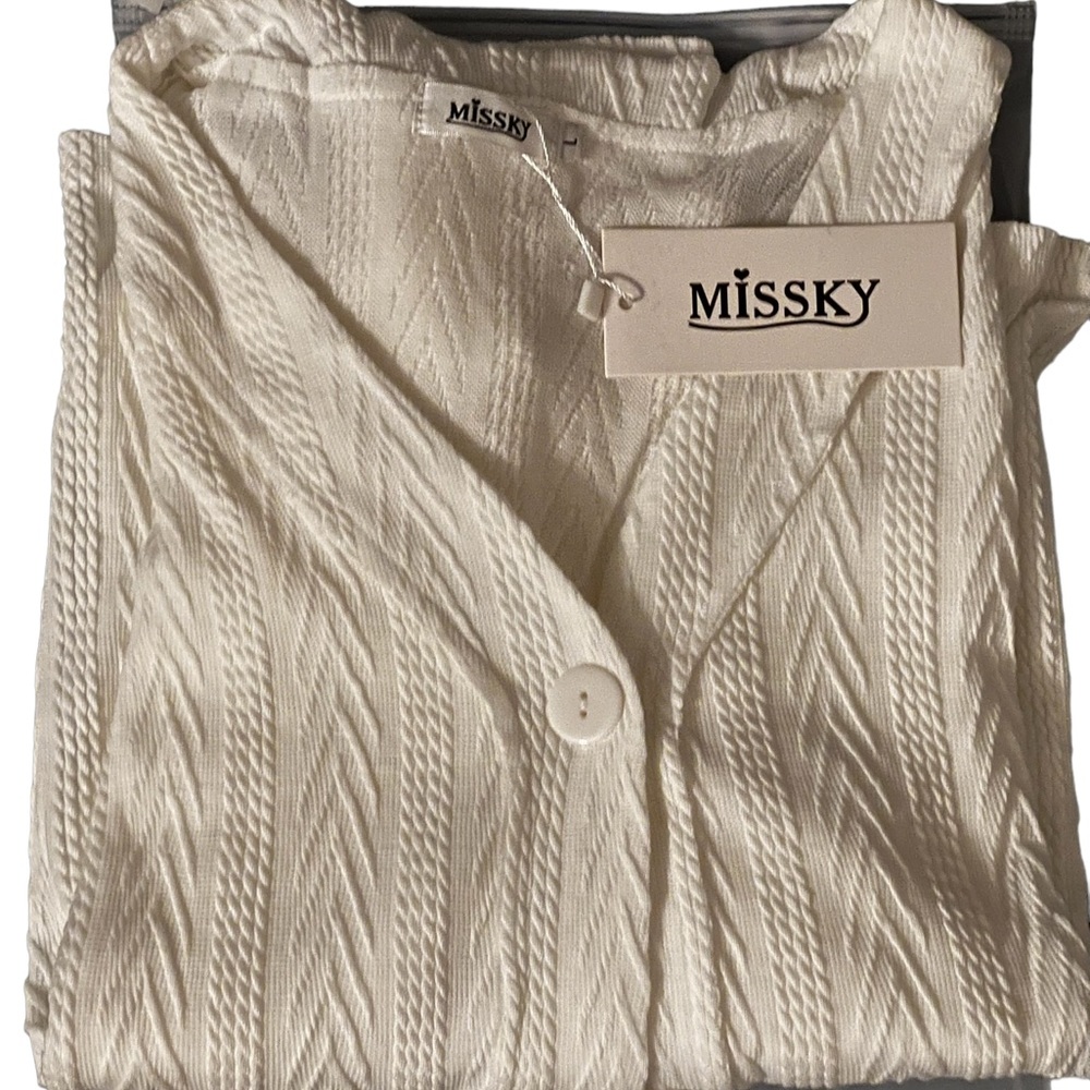 WOMENS CABLE KNIT WHITE SWEATER - Picture 3 of 5